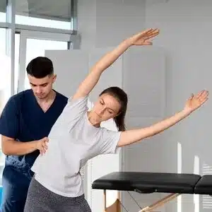 mujer ayudada haciendo ejercicio brazos arriba